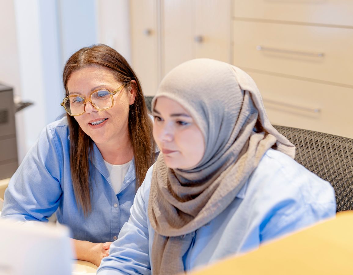 2 Frauen arbeiten am Computer