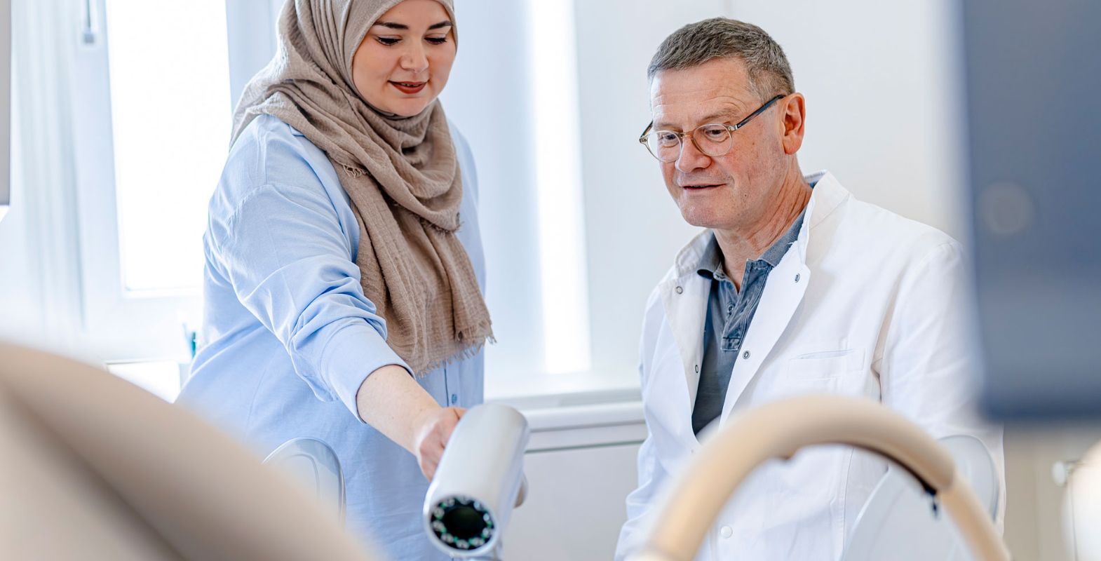 Dr. Thilo Bosse wird etwas gezeigt